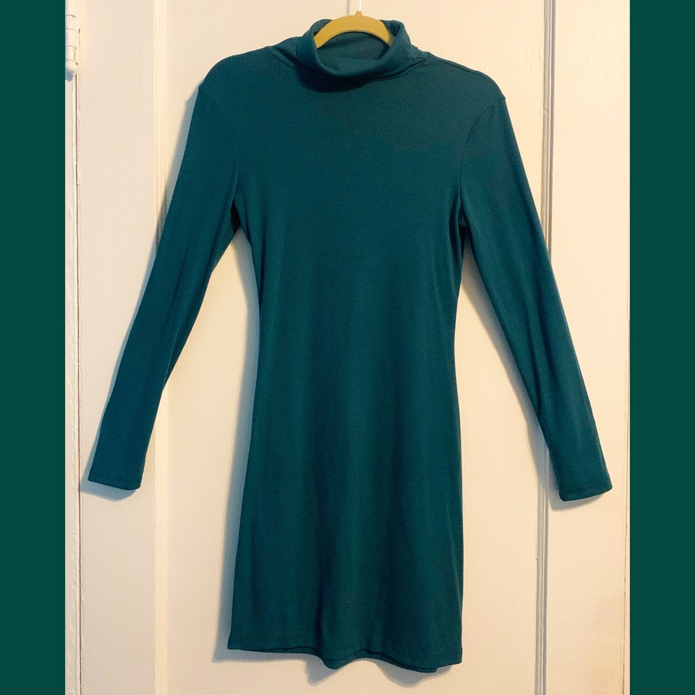 Green Turtleneck Long-sleeved Dress | Size M